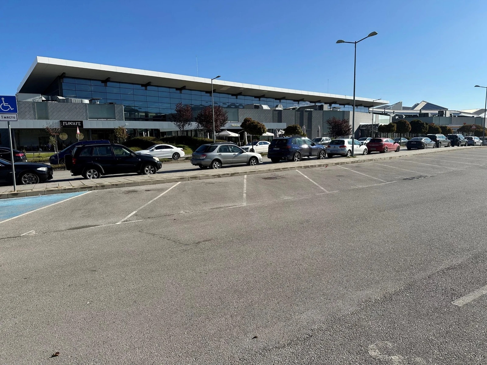 Откритият VIP паркинг пред ресторантските тераси на Sofia Ring Mall — мястото на бъдещите станции